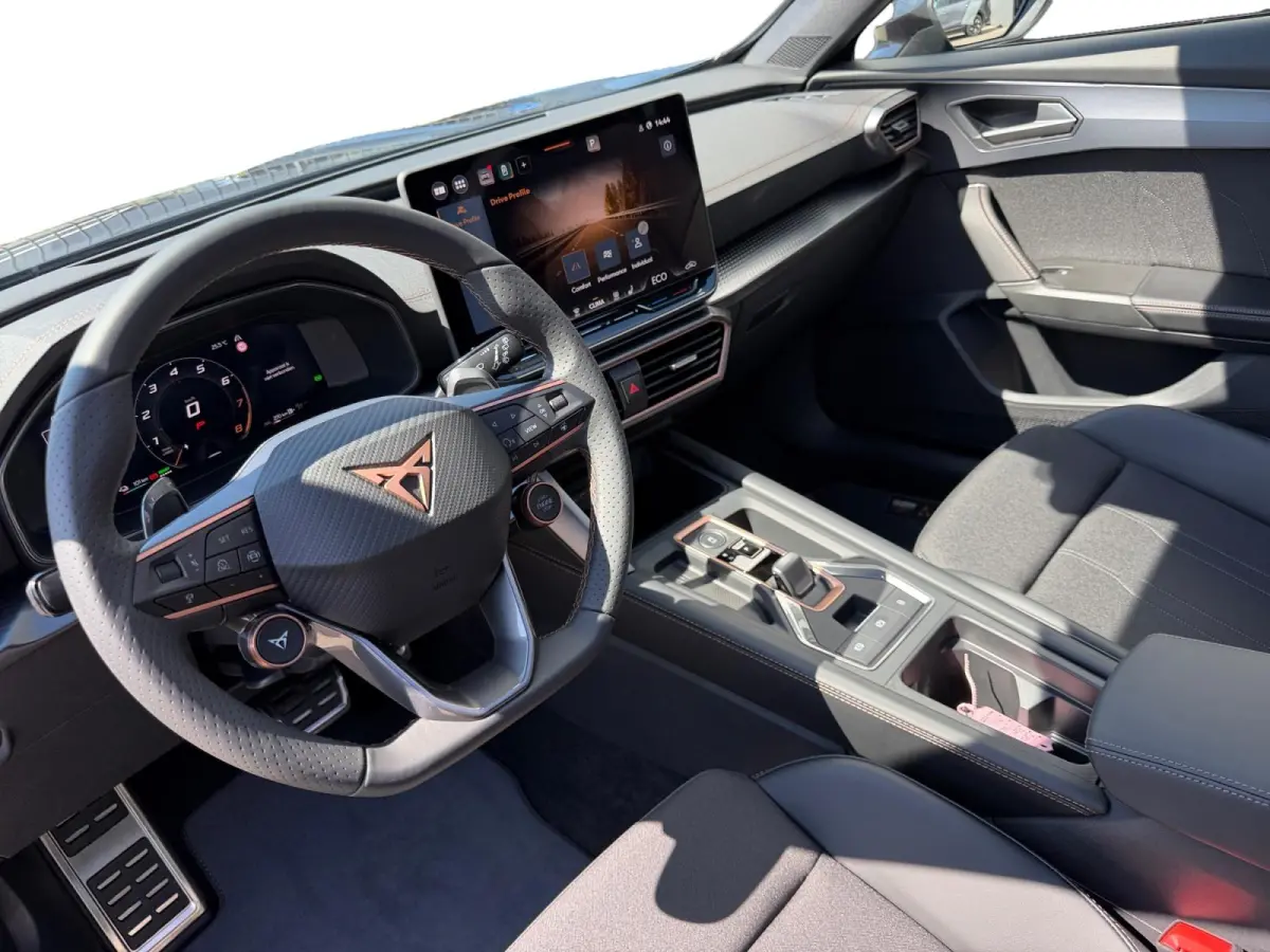 1.5 TSI e-Hybrid Business Panoramadak | Stuur verwarming etc! | Trekhaak | Super compleet en helemaal nieuw!