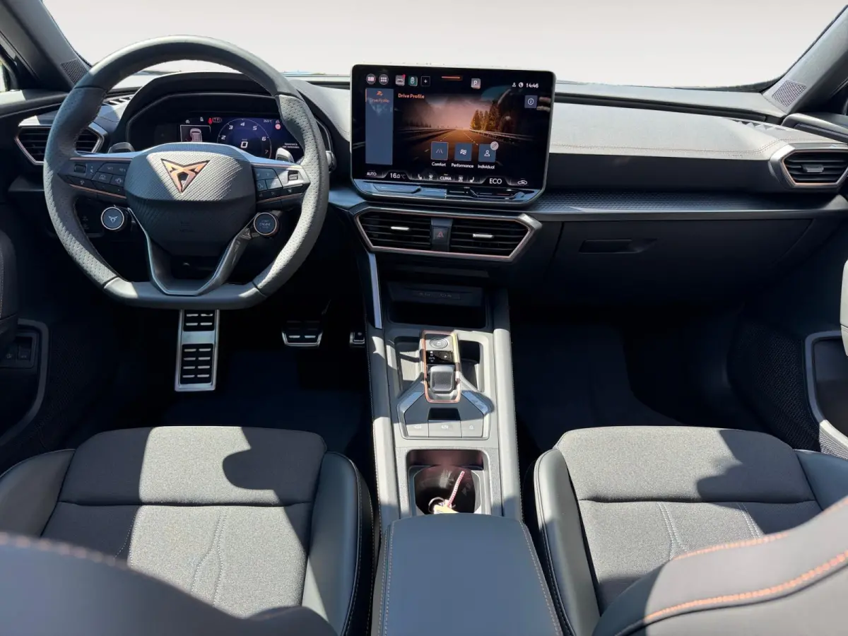 1.5 TSI e-Hybrid Business Panoramadak | Stuur verwarming etc! | Trekhaak | Super compleet en helemaal nieuw!