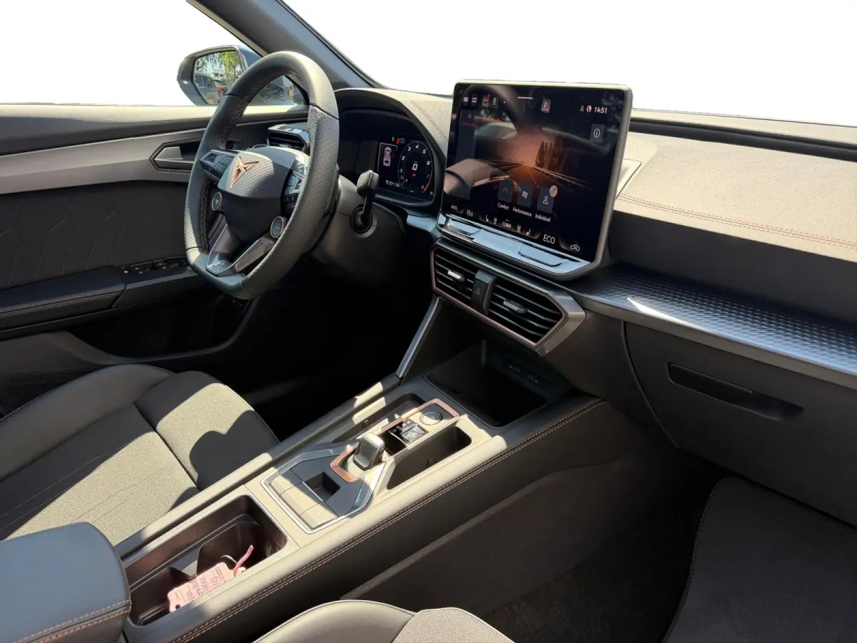 1.5 TSI e-Hybrid Business Panoramadak | Stuur verwarming etc! | Trekhaak | Super compleet en helemaal nieuw!