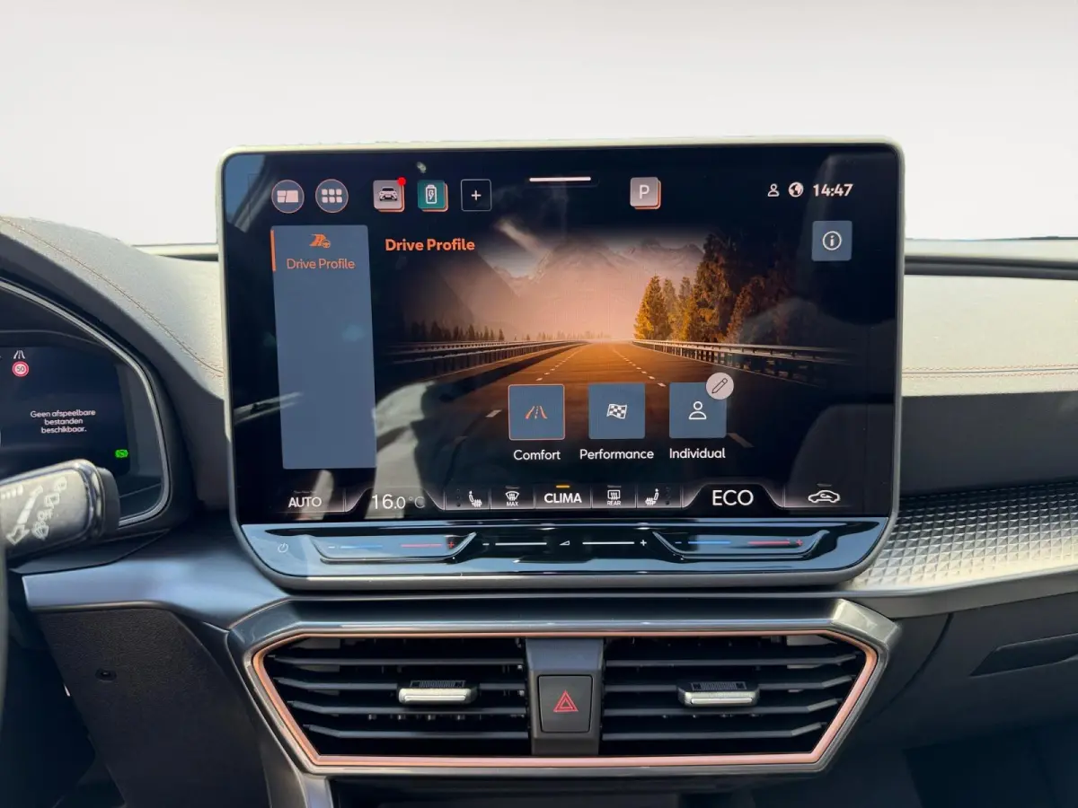 1.5 TSI e-Hybrid Business Panoramadak | Stuur verwarming etc! | Trekhaak | Super compleet en helemaal nieuw!