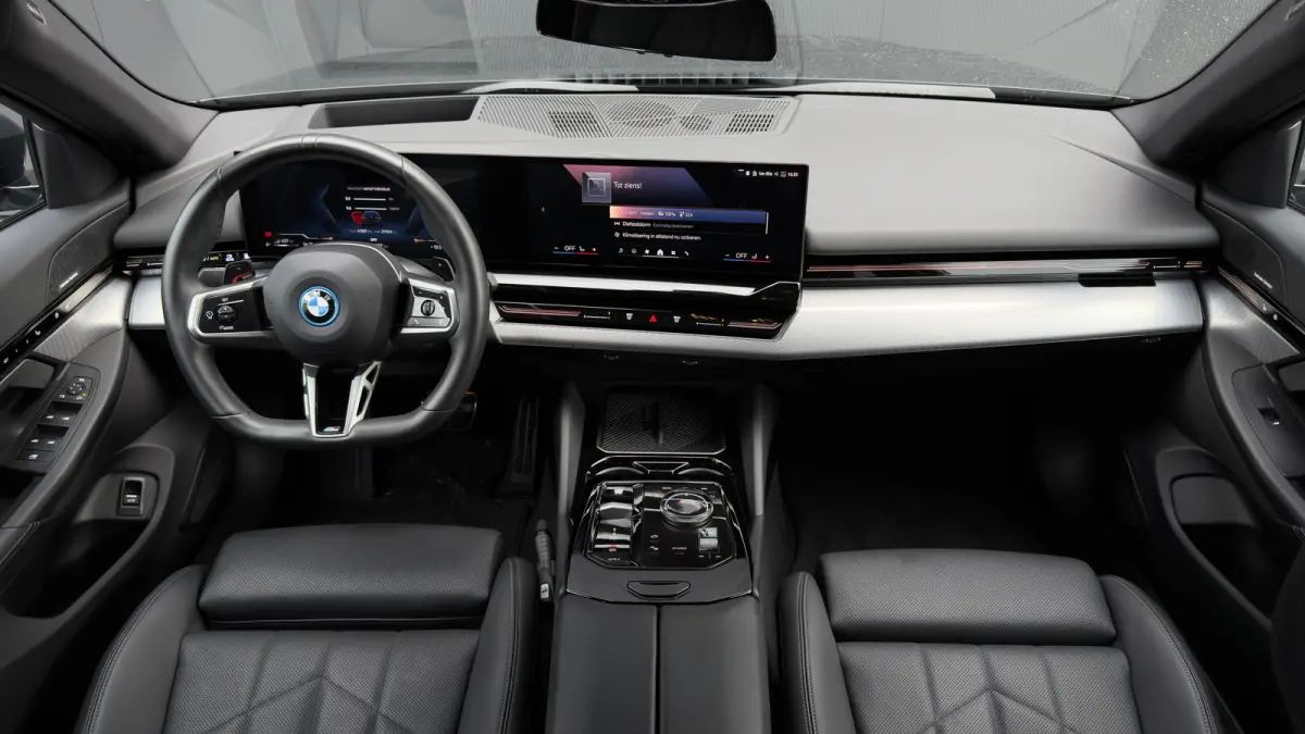 530e 299pk M-SPORT Pro | 360 Camera | Leder | Trekhaak | Harman/Kardon | Adaptive Cruise | Head-up |