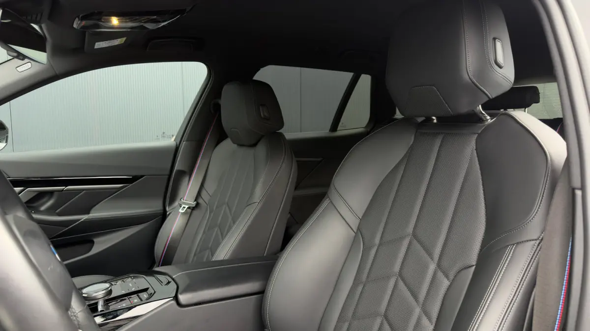 530e 299pk M-SPORT Pro | 360 Camera | Leder | Trekhaak | Harman/Kardon | Adaptive Cruise | Head-up |