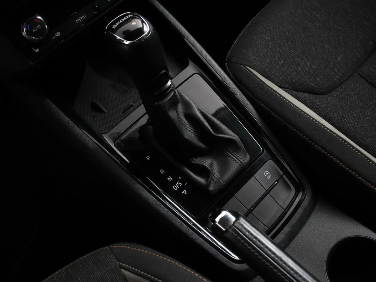 1.0 TSI 110pk DSG Style Navigatie Apple Carplay / Android auto Parkeersensor achter Cruise Control Verwarmbare voorstoelen Extra getint glas Climate Control