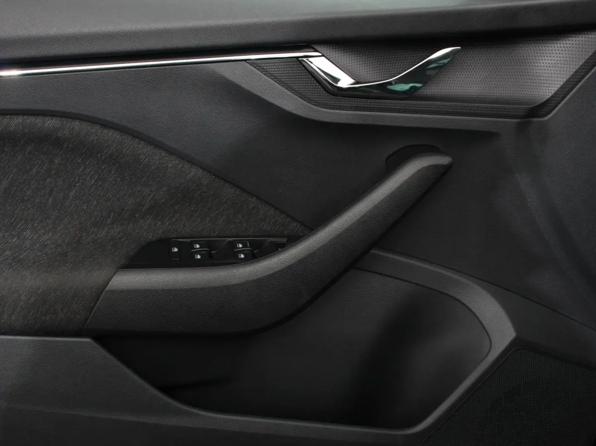 1.0 TSI 110pk DSG Style Navigatie Apple Carplay / Android auto Parkeersensor achter Cruise Control Verwarmbare voorstoelen Extra getint glas Climate Control