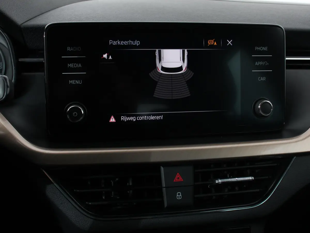 1.0 TSI 110pk DSG Style Navigatie Apple Carplay / Android auto Parkeersensor achter Cruise Control Verwarmbare voorstoelen Extra getint glas Climate Control