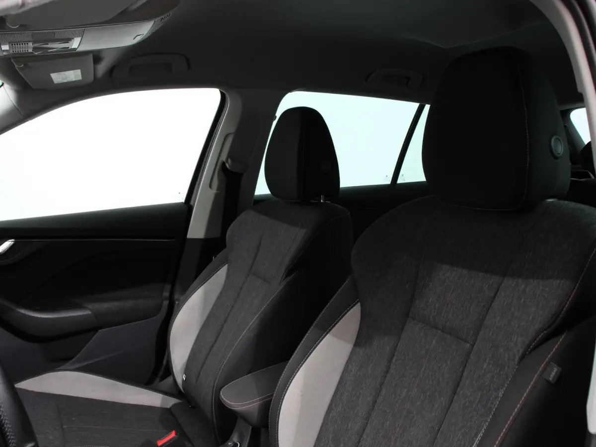 1.0 TSI 110pk DSG Style Navigatie Apple Carplay / Android auto Parkeersensor achter Cruise Control Verwarmbare voorstoelen Extra getint glas Climate Control