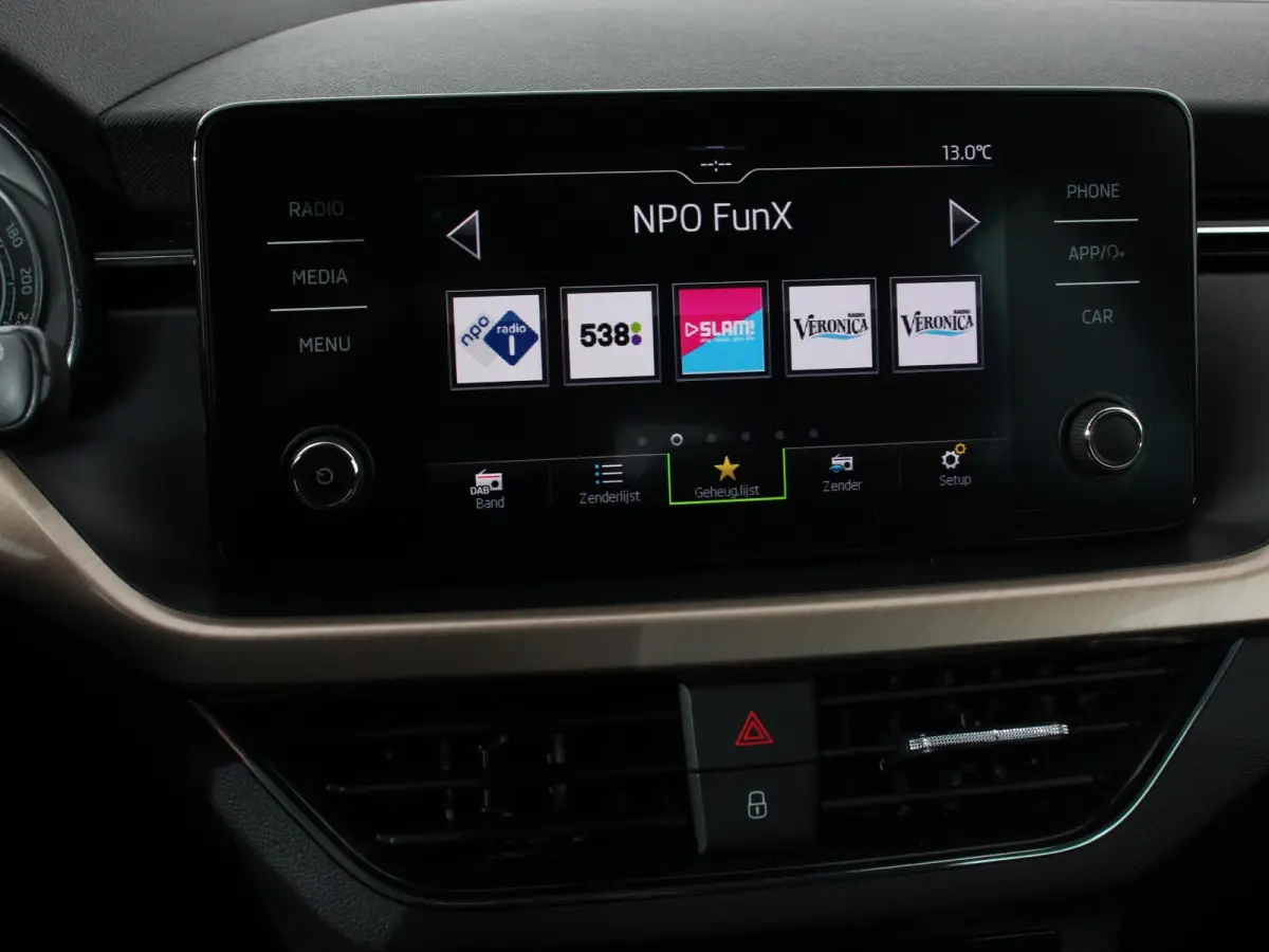1.0 TSI 110pk DSG Style Navigatie Apple Carplay / Android auto Parkeersensor achter Cruise Control Verwarmbare voorstoelen Extra getint glas Climate Control