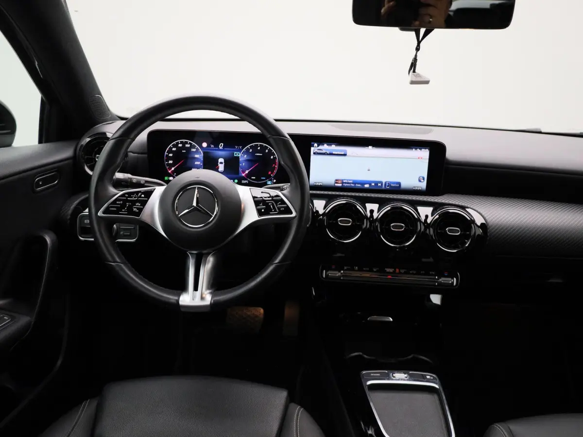 180 Star Edition | Automaat | Achteruitrijcamera | Parkeersensoren | Stoelverwarming | Climate Control |