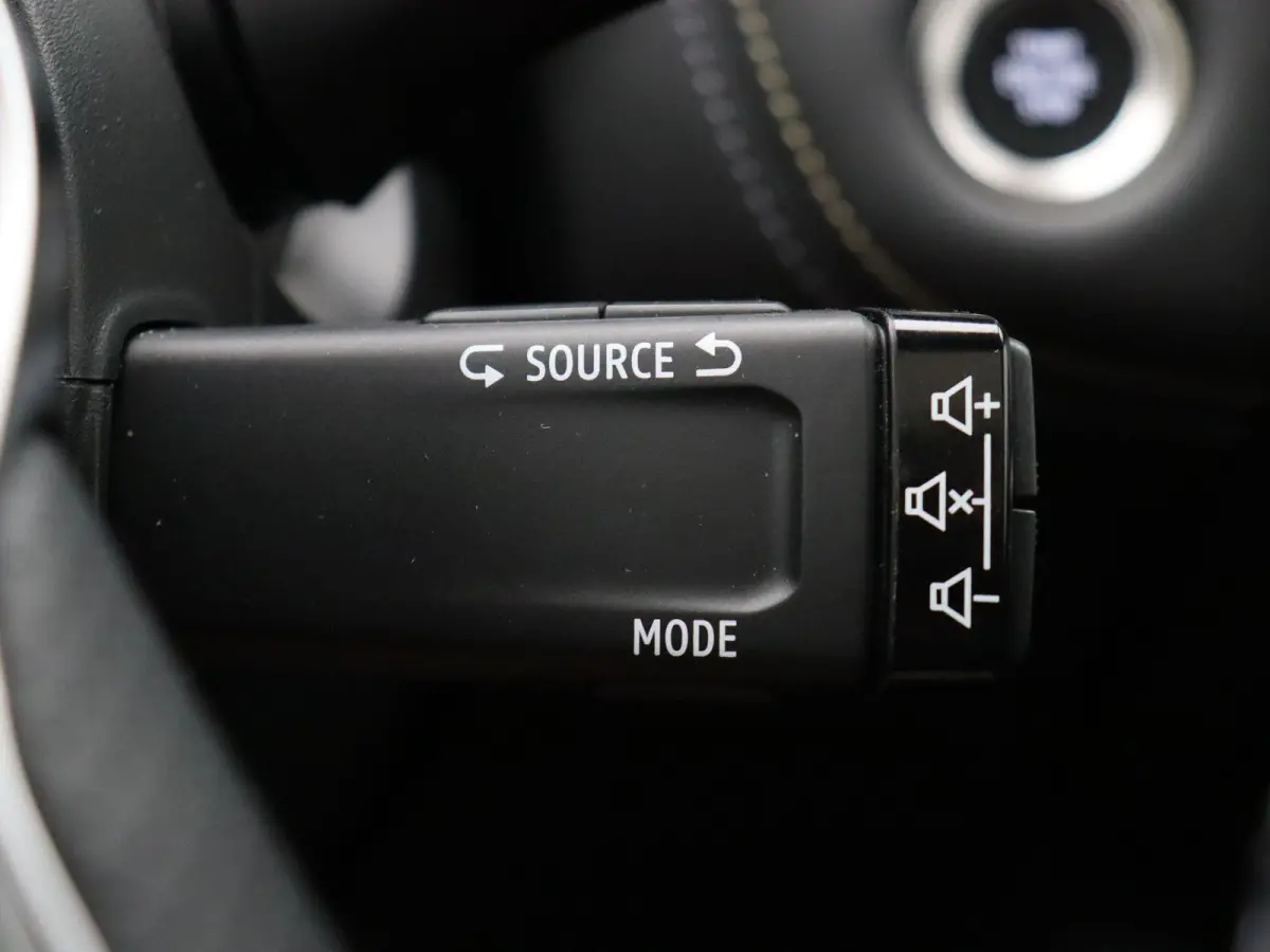 1.8 E-Tech full hybrid 160 iconic | Stoel-stuurwielverwarming | Elek. bedienbare stoelen | Voorruitverwarming | Adaptieve cruise control |