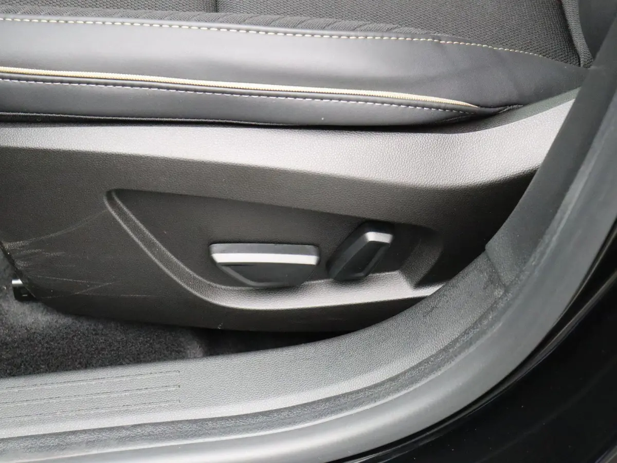 1.8 E-Tech full hybrid 160 iconic | Stoel-stuurwielverwarming | Elek. bedienbare stoelen | Voorruitverwarming | Adaptieve cruise control |