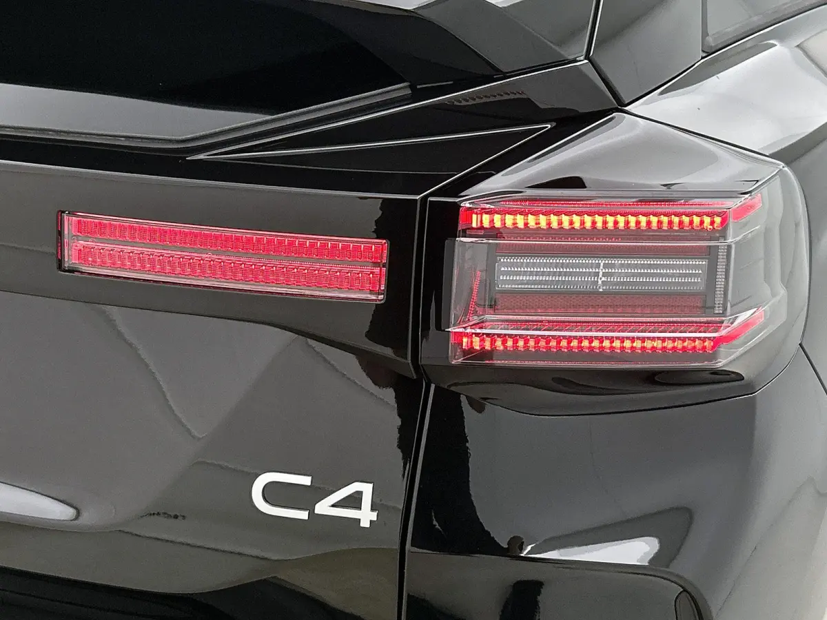 1.2 Hybrid 145pk Collection Automaat | Navigatie | Climate Control | Cruise Control | 18"LMV | Full-LED | Stoelverwarming | Apple Carplay/Android Auto | Voorruitverwarming |