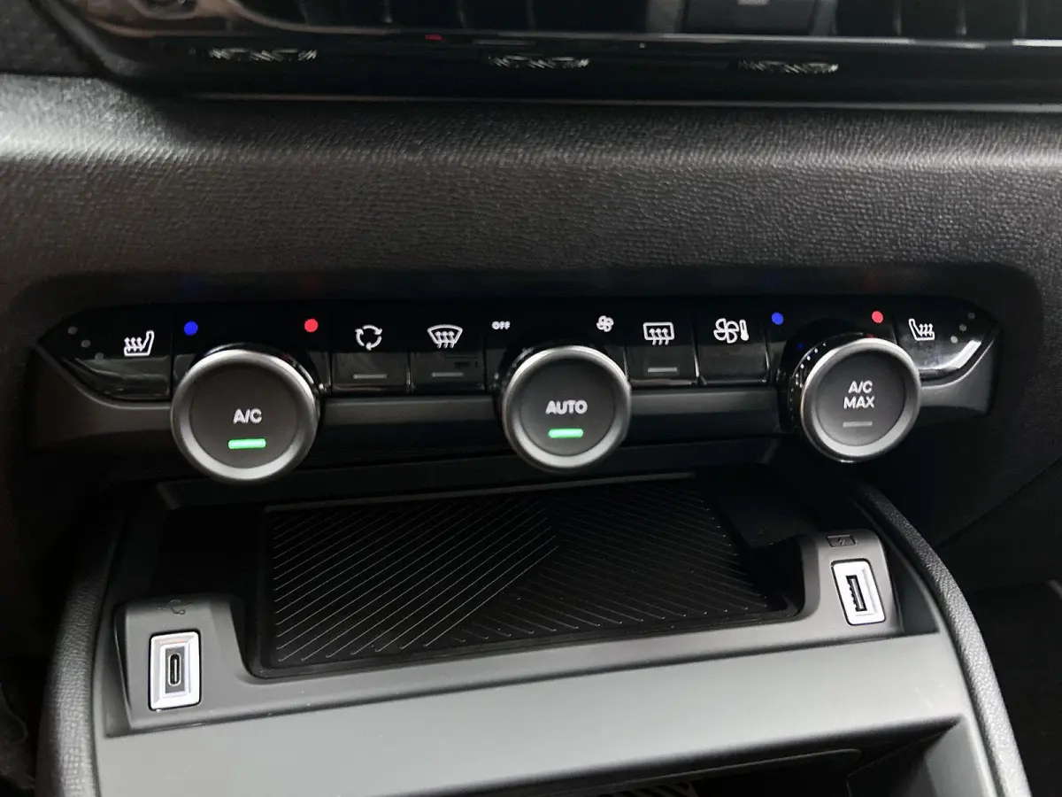 1.2 Hybrid 145pk Collection Automaat | Navigatie | Climate Control | Cruise Control | 18"LMV | Full-LED | Stoelverwarming | Apple Carplay/Android Auto | Voorruitverwarming |