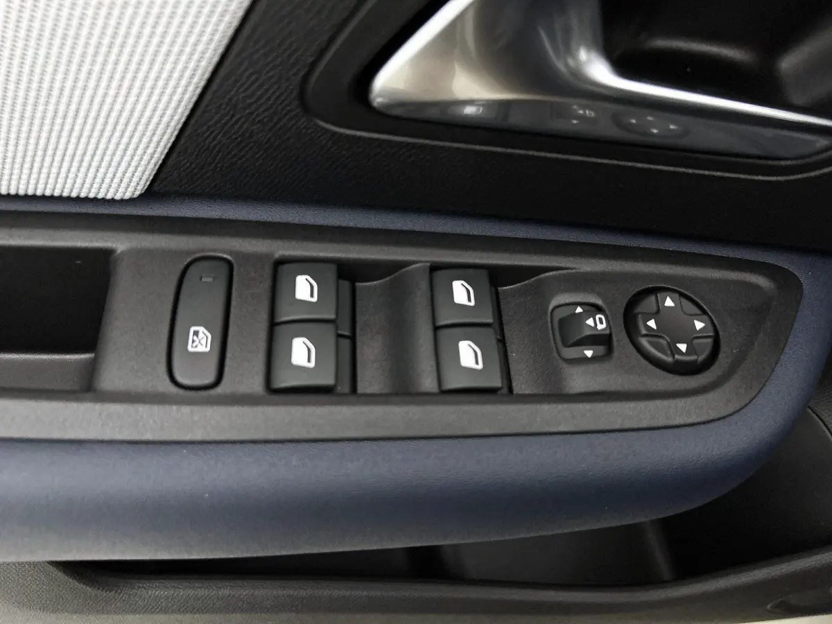 1.2 Hybrid 145pk Collection Automaat | Navigatie | Climate Control | Cruise Control | 18"LMV | Full-LED | Stoelverwarming | Apple Carplay/Android Auto | Voorruitverwarming |