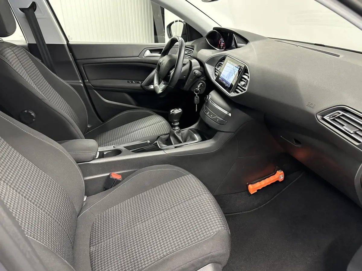 1.2 PureTech Blue Lease Active CARPLAY LM NAVI CRUISE ECC.