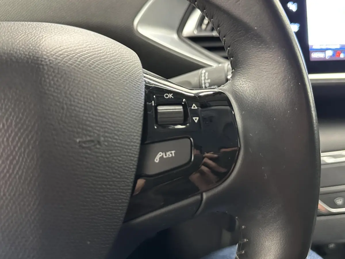 1.2 PureTech Blue Lease Active CARPLAY LM NAVI CRUISE ECC.