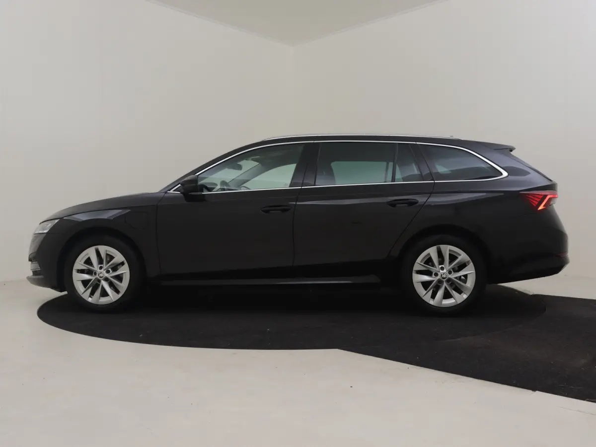 1.4 TSI iV PHEV Business Edition 204PK DSG/AUTO | Achteruitrijcamera | Parkeer assistent | App connect | Elektr verstelbare stoelen  | stoel/stuurverw | Keyless entry/start | Dodehoek detect