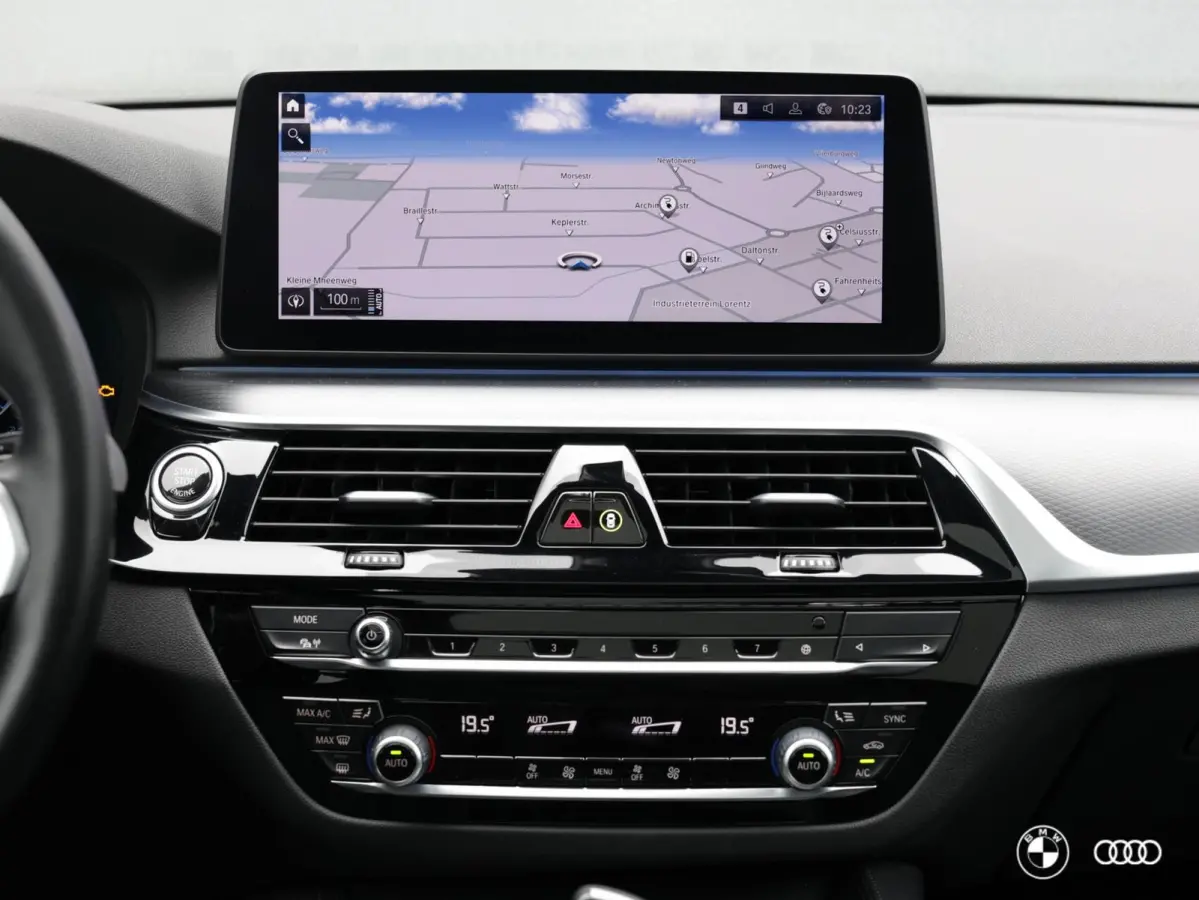 530E xDrive M SPORT / PANODAK / KEYLESS / MEMORY / COMFORT STOELEN EL VERSTELBAAR + GEHEUGEN / 19"