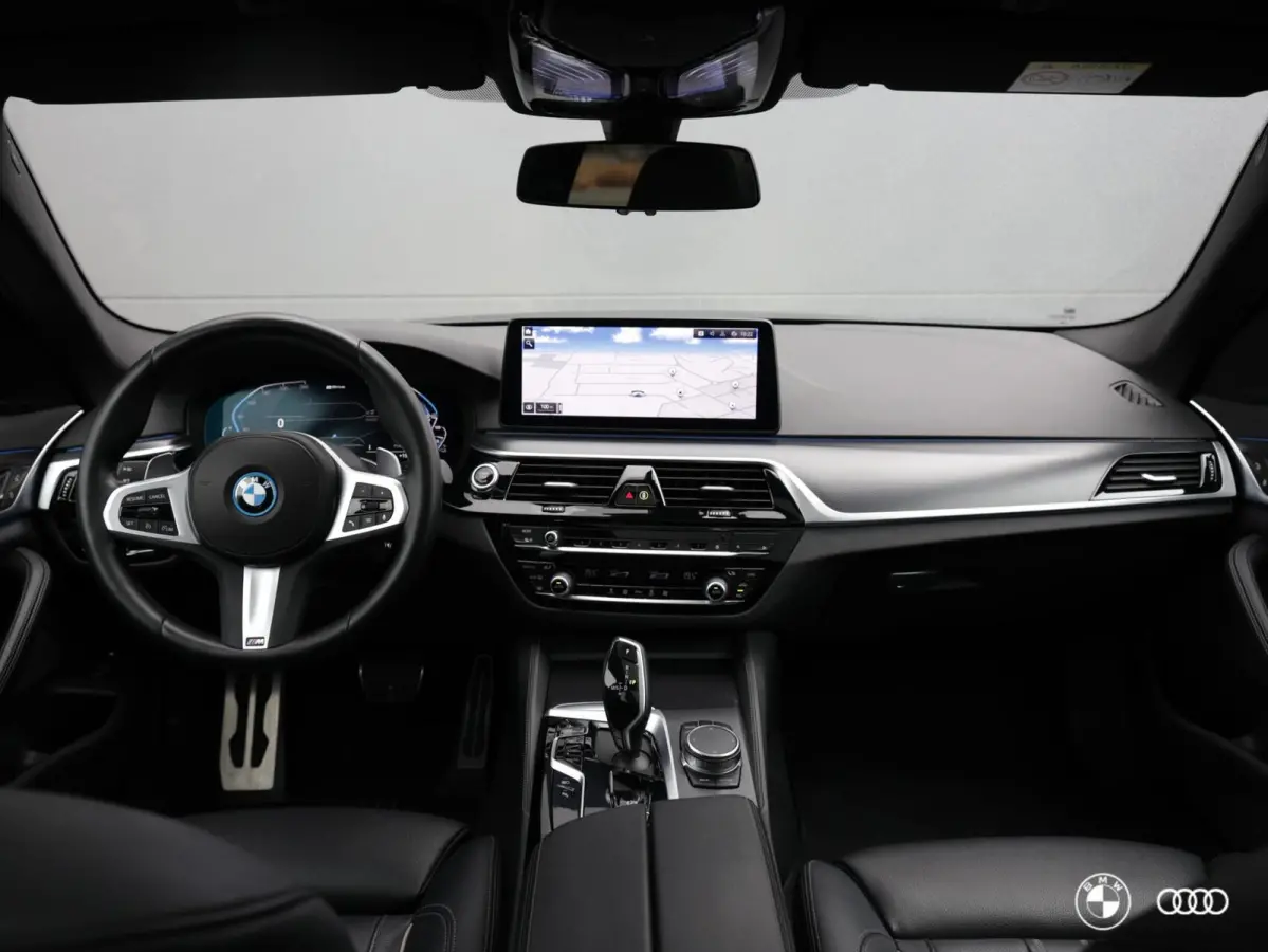 530E xDrive M SPORT / PANODAK / KEYLESS / MEMORY / COMFORT STOELEN EL VERSTELBAAR + GEHEUGEN / 19"