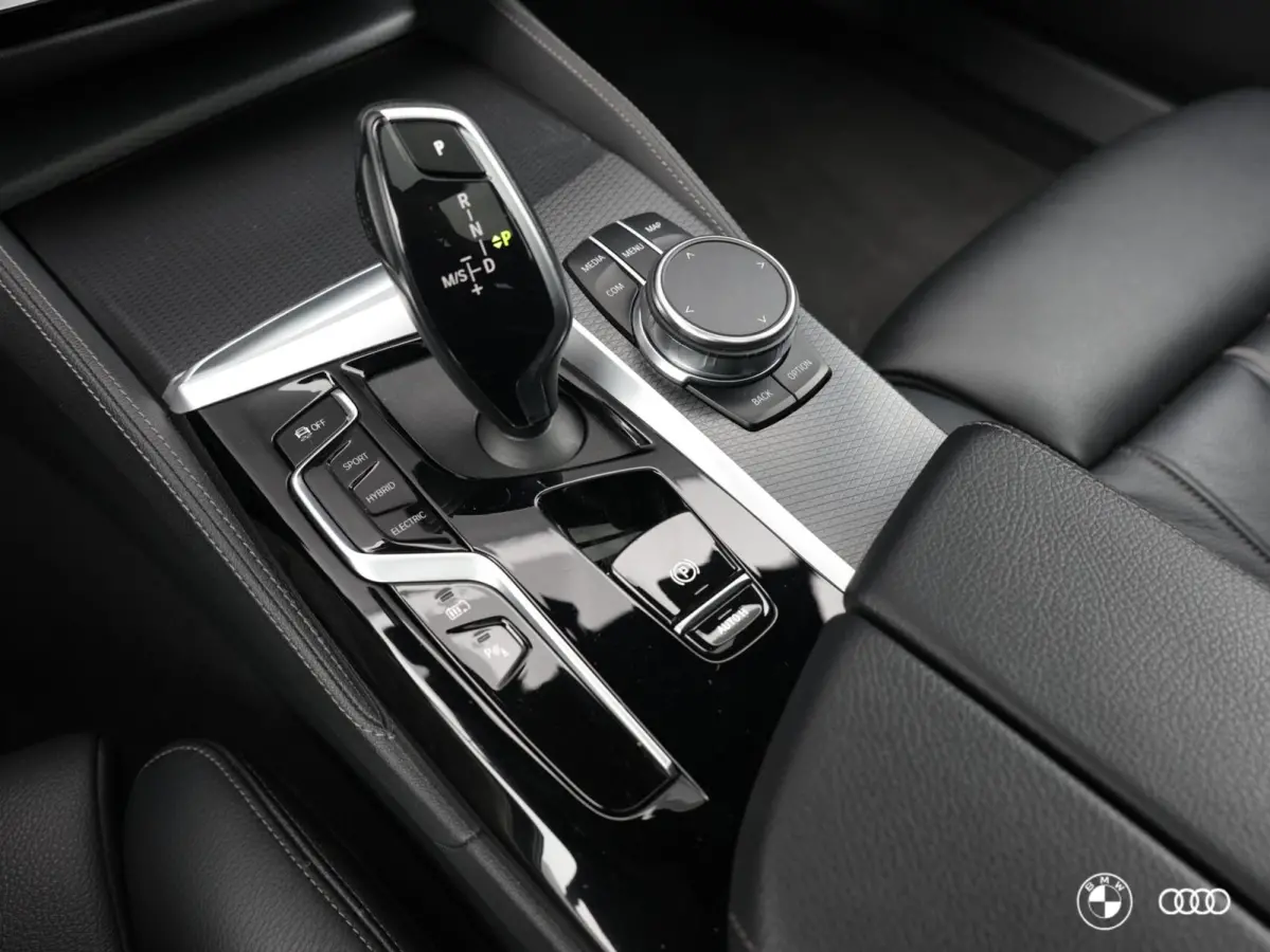 530E xDrive M SPORT / PANODAK / KEYLESS / MEMORY / COMFORT STOELEN EL VERSTELBAAR + GEHEUGEN / 19"