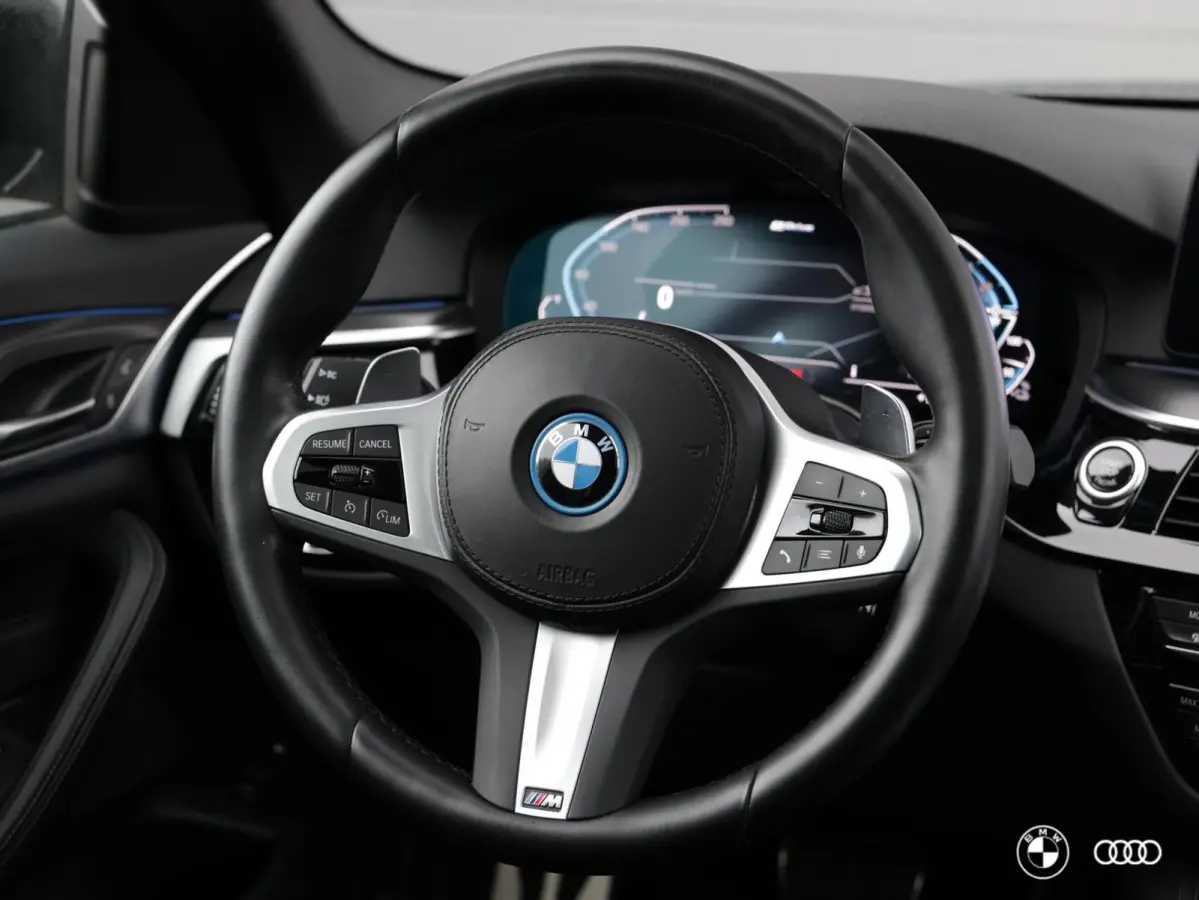 530E xDrive M SPORT / PANODAK / KEYLESS / MEMORY / COMFORT STOELEN EL VERSTELBAAR + GEHEUGEN / 19"