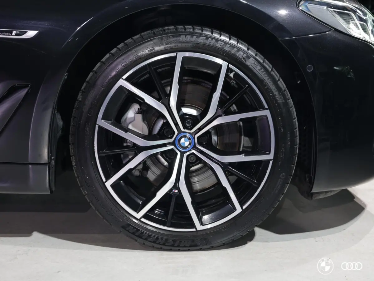 530E xDrive M SPORT / PANODAK / KEYLESS / MEMORY / COMFORT STOELEN EL VERSTELBAAR + GEHEUGEN / 19"