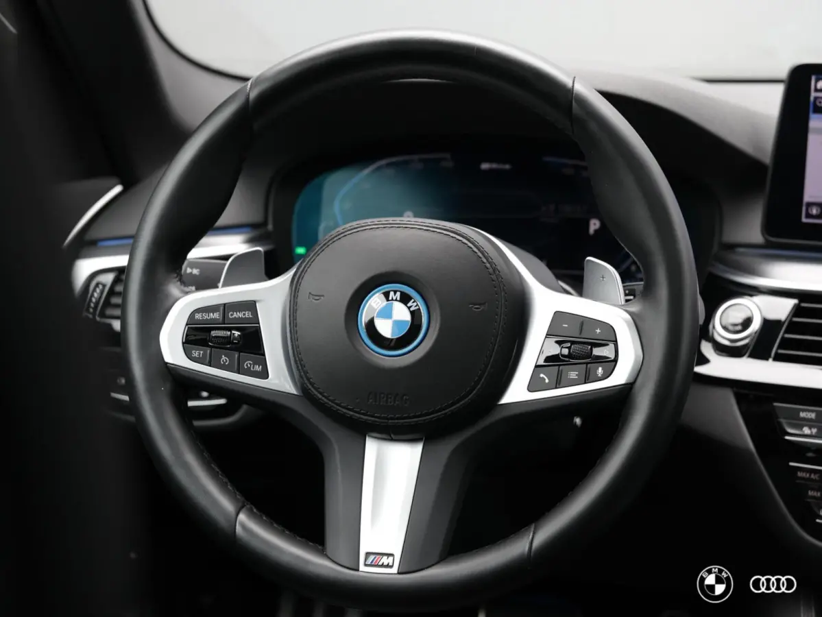 530E xDrive M SPORT / PANODAK / KEYLESS / MEMORY / COMFORT STOELEN EL VERSTELBAAR + GEHEUGEN / 19"