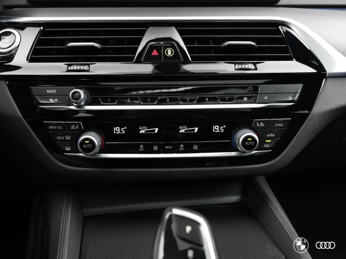 530E xDrive M SPORT / PANODAK / KEYLESS / MEMORY / COMFORT STOELEN EL VERSTELBAAR + GEHEUGEN / 19"