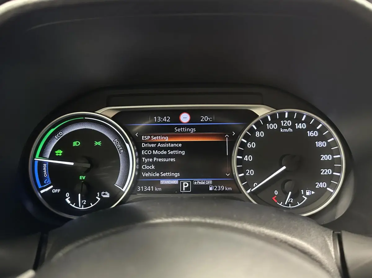 1.6 Hybrid Business Design TREKHAAK CARPLAY NAVI ECC 31000 KM.