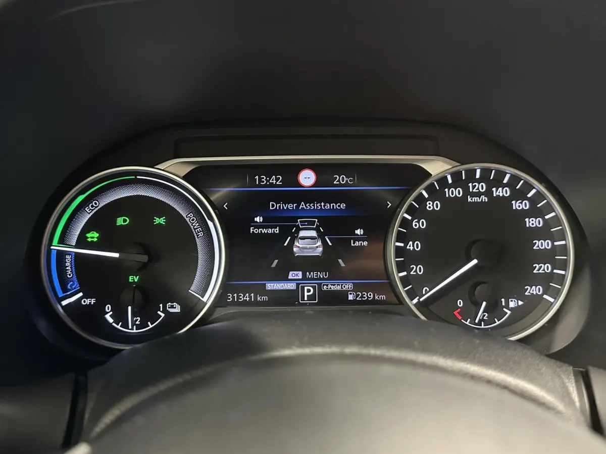 1.6 Hybrid Business Design TREKHAAK CARPLAY NAVI ECC 31000 KM.