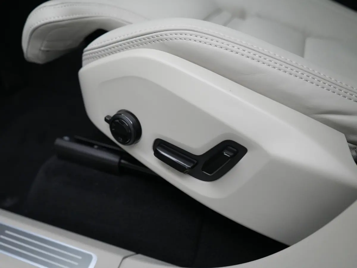 T8 Recharge AWD Ultra Dark Executive | Luchtvering | Bowers & Wilkins | Massage | Gelamineerd glas | Trekhaak | 360° | Nappa | Head-Up
