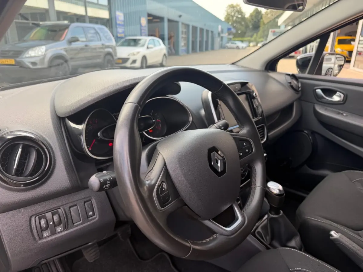 0.9 TCE LIMITED NAVI AIRCO PDC LMV