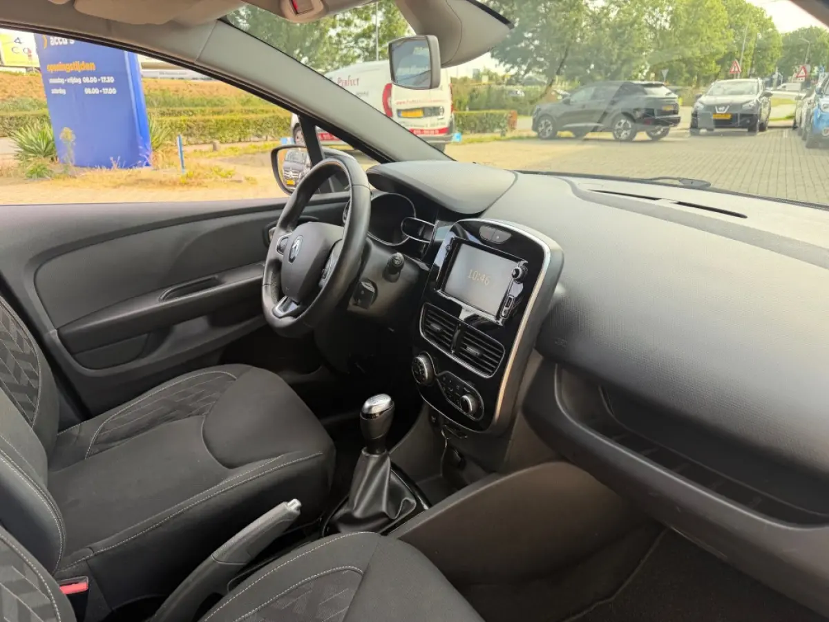 0.9 TCE LIMITED NAVI AIRCO PDC LMV