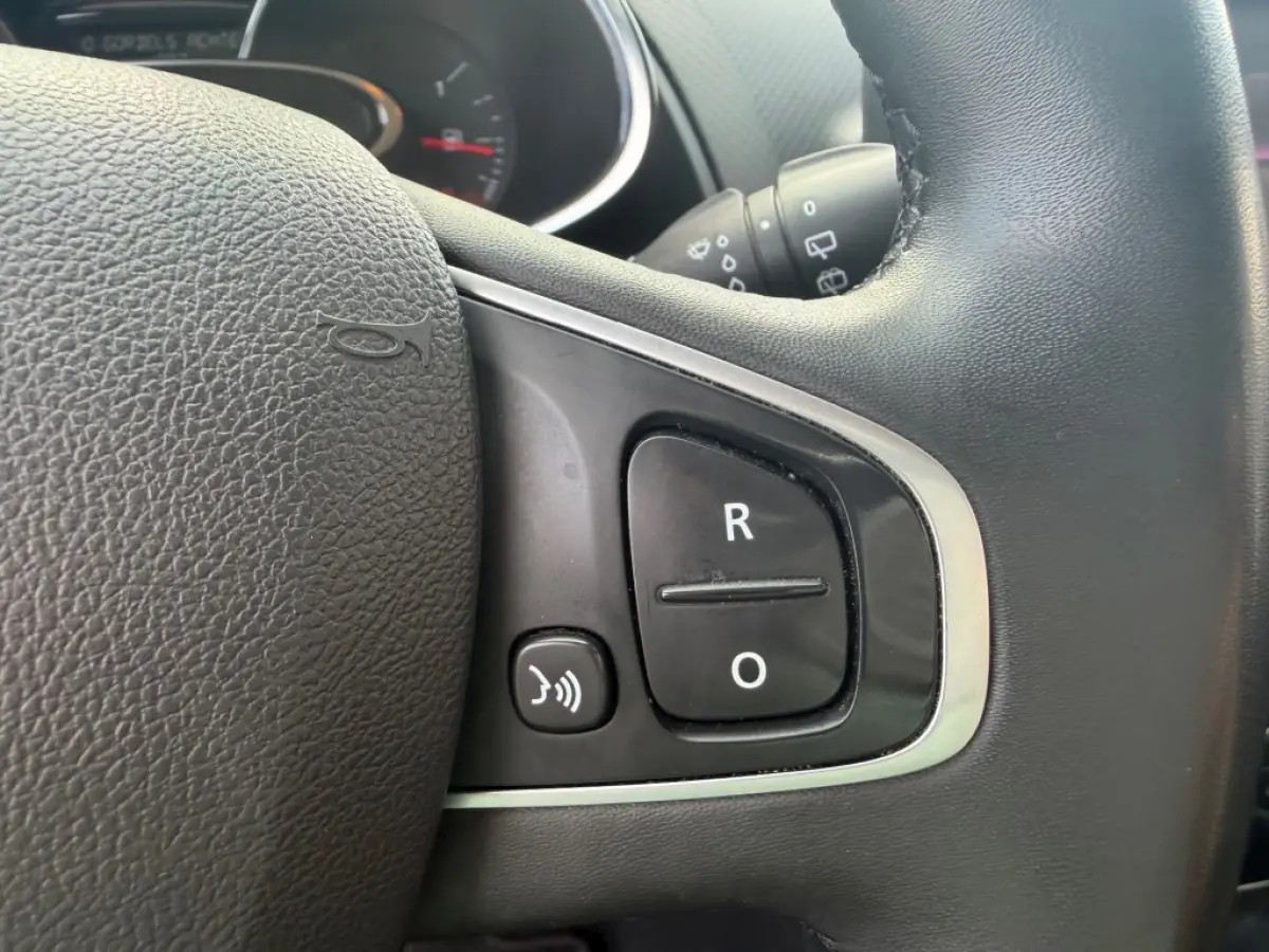 0.9 TCE LIMITED NAVI AIRCO PDC LMV