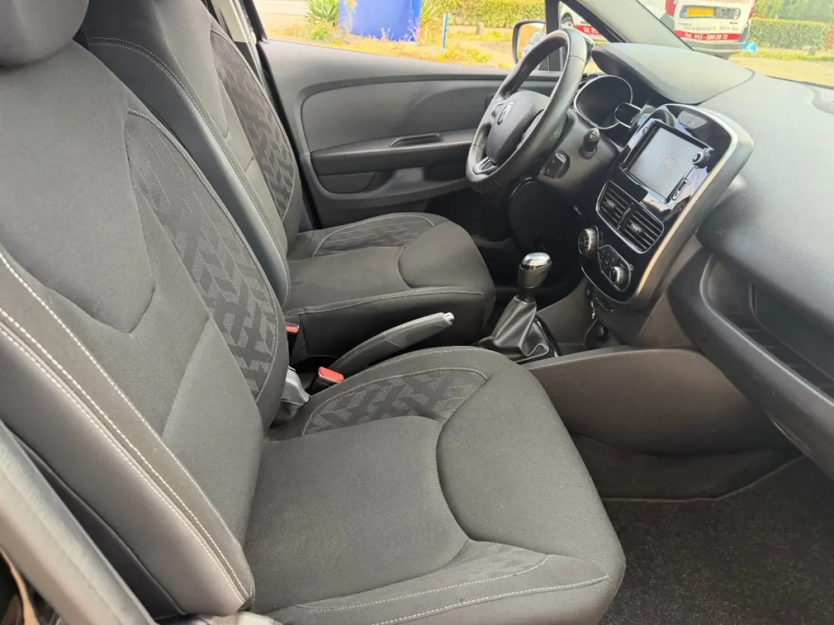 0.9 TCE LIMITED NAVI AIRCO PDC LMV