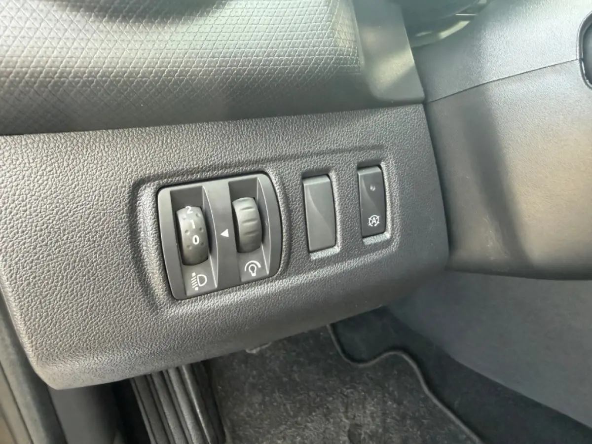 0.9 TCE LIMITED NAVI AIRCO PDC LMV