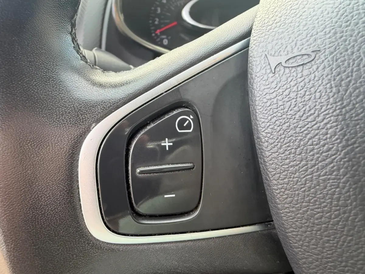 0.9 TCE LIMITED NAVI AIRCO PDC LMV