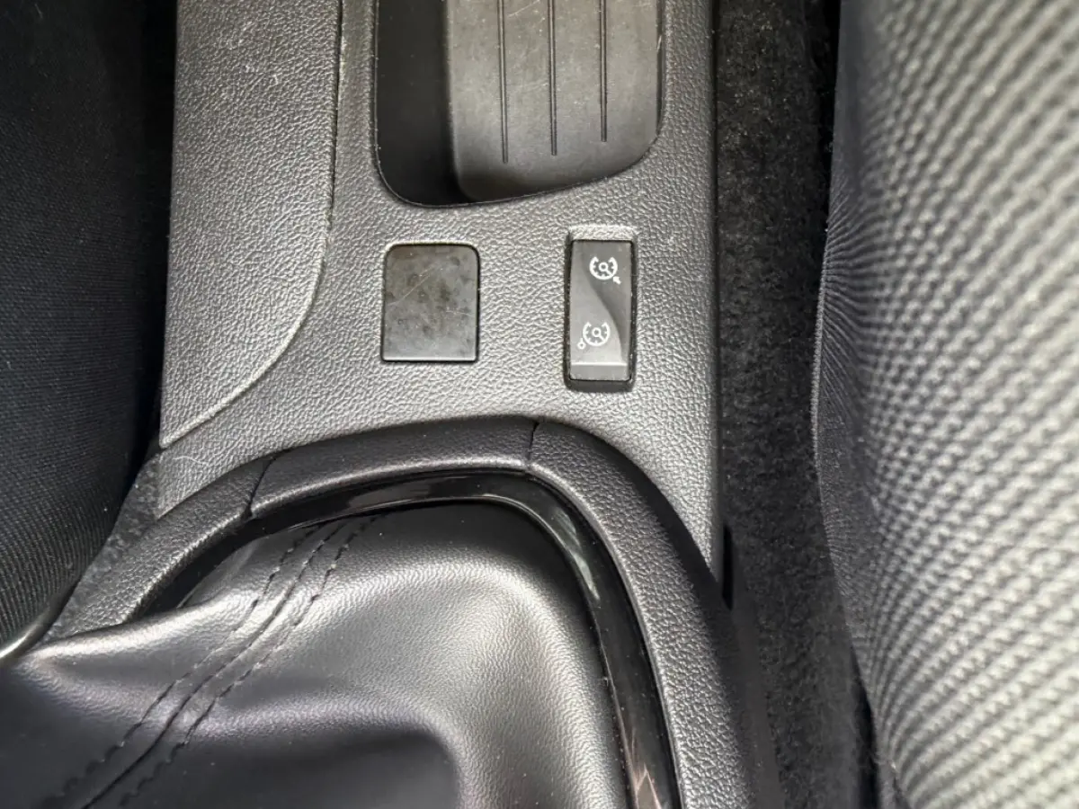 0.9 TCE LIMITED NAVI AIRCO PDC LMV