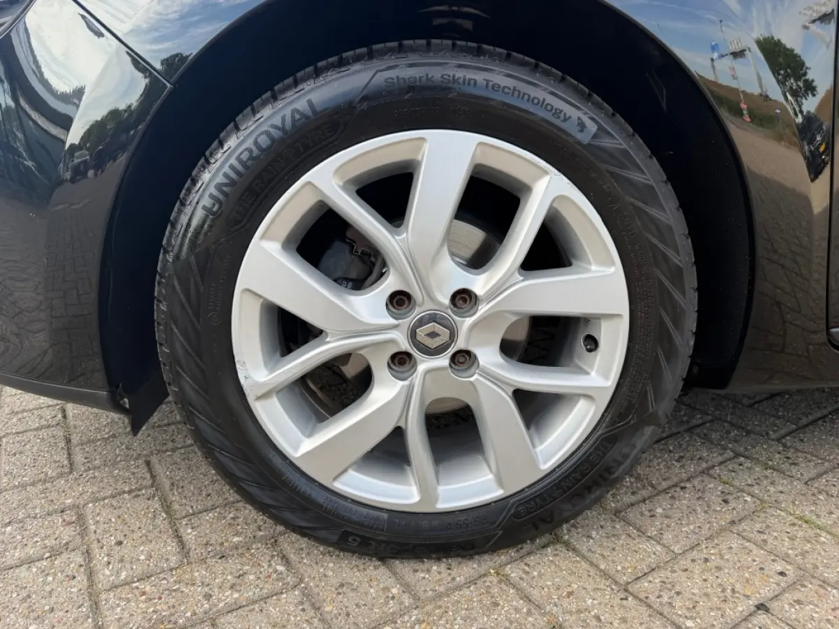 0.9 TCE LIMITED NAVI AIRCO PDC LMV