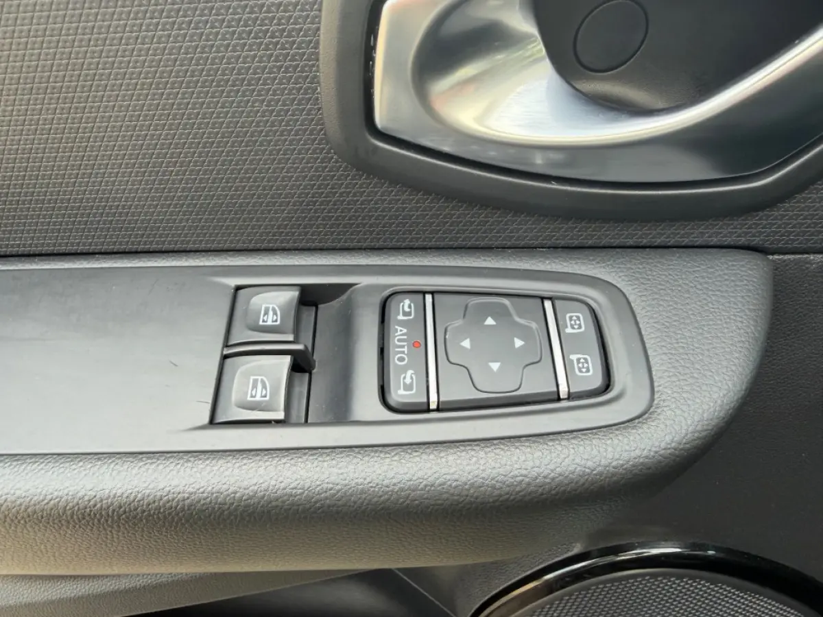 0.9 TCE LIMITED NAVI AIRCO PDC LMV