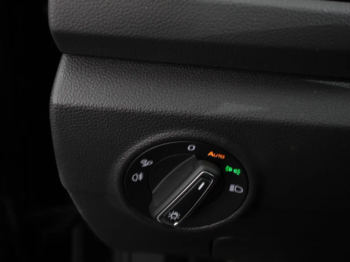 1.5 eTsi R-Line Edition Automaat Camera Navigatie Apple Carplay/Android Auto Climate control Lichtmetalen Velgen Extra Getint Glas Lichtmetalen Velgen Voorstoelen verwarmbaar