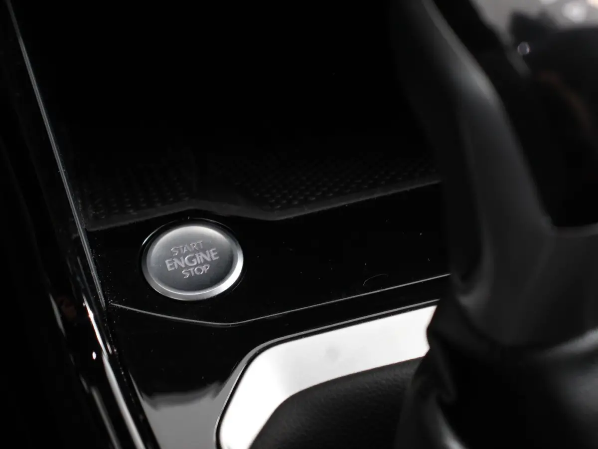 1.5 eTsi R-Line Edition Automaat Camera Navigatie Apple Carplay/Android Auto Climate control Lichtmetalen Velgen Extra Getint Glas Lichtmetalen Velgen Voorstoelen verwarmbaar