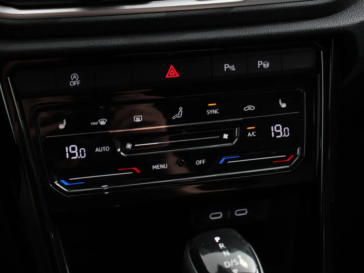 1.5 eTsi R-Line Edition Automaat Camera Navigatie Apple Carplay/Android Auto Climate control Lichtmetalen Velgen Extra Getint Glas Lichtmetalen Velgen Voorstoelen verwarmbaar