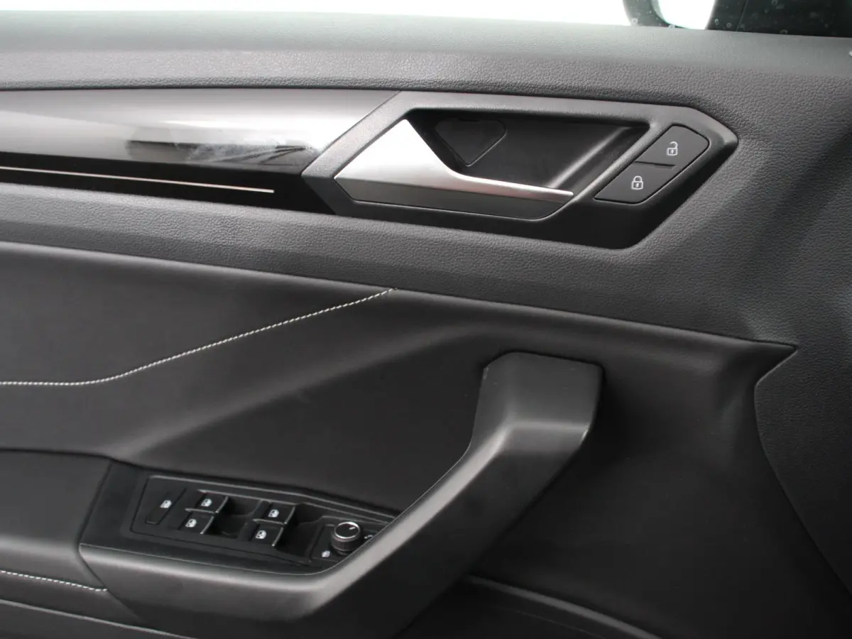 1.5 eTsi R-Line Edition Automaat Camera Navigatie Apple Carplay/Android Auto Climate control Lichtmetalen Velgen Extra Getint Glas Lichtmetalen Velgen Voorstoelen verwarmbaar