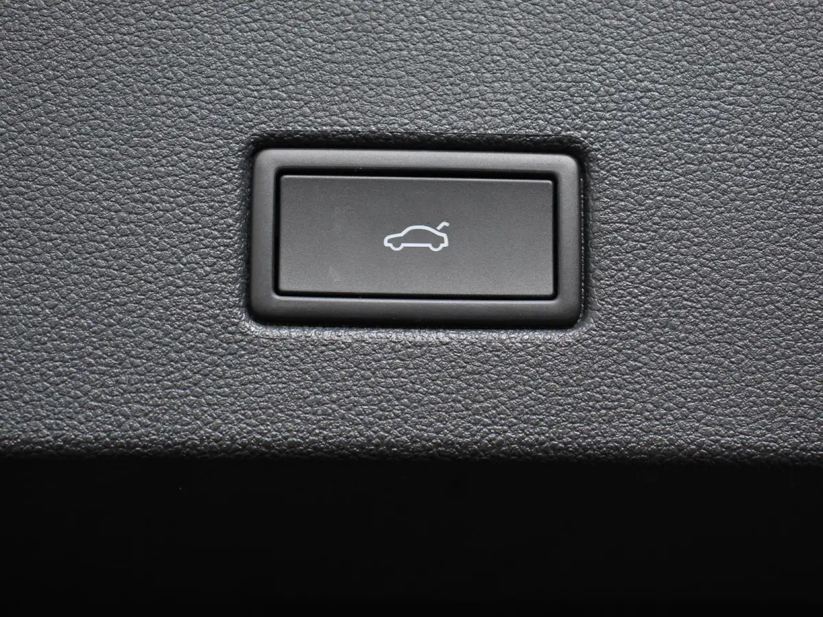 1.5 eTsi R-Line Edition Automaat Camera Navigatie Apple Carplay/Android Auto Climate control Lichtmetalen Velgen Extra Getint Glas Lichtmetalen Velgen Voorstoelen verwarmbaar