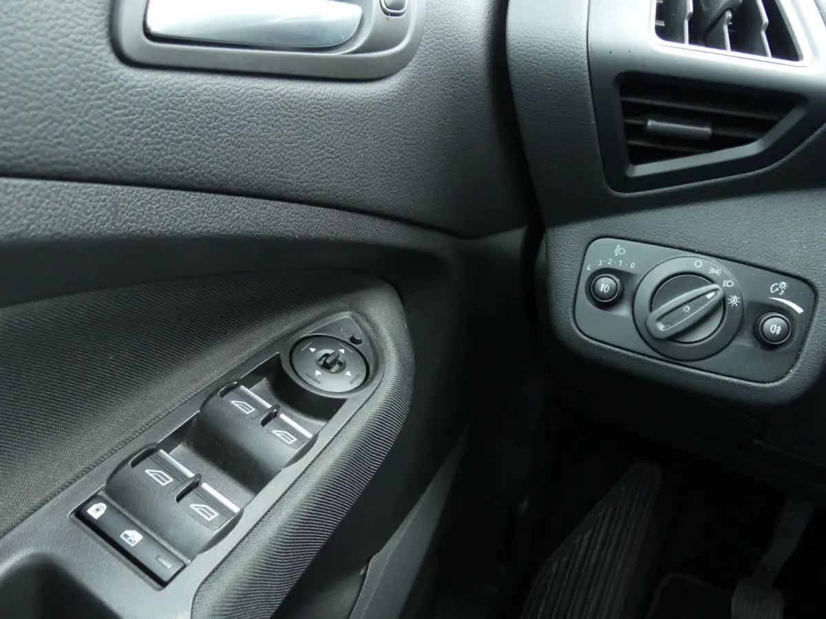 1.0 Titanium / Carplay / Sony Audio / Keyless