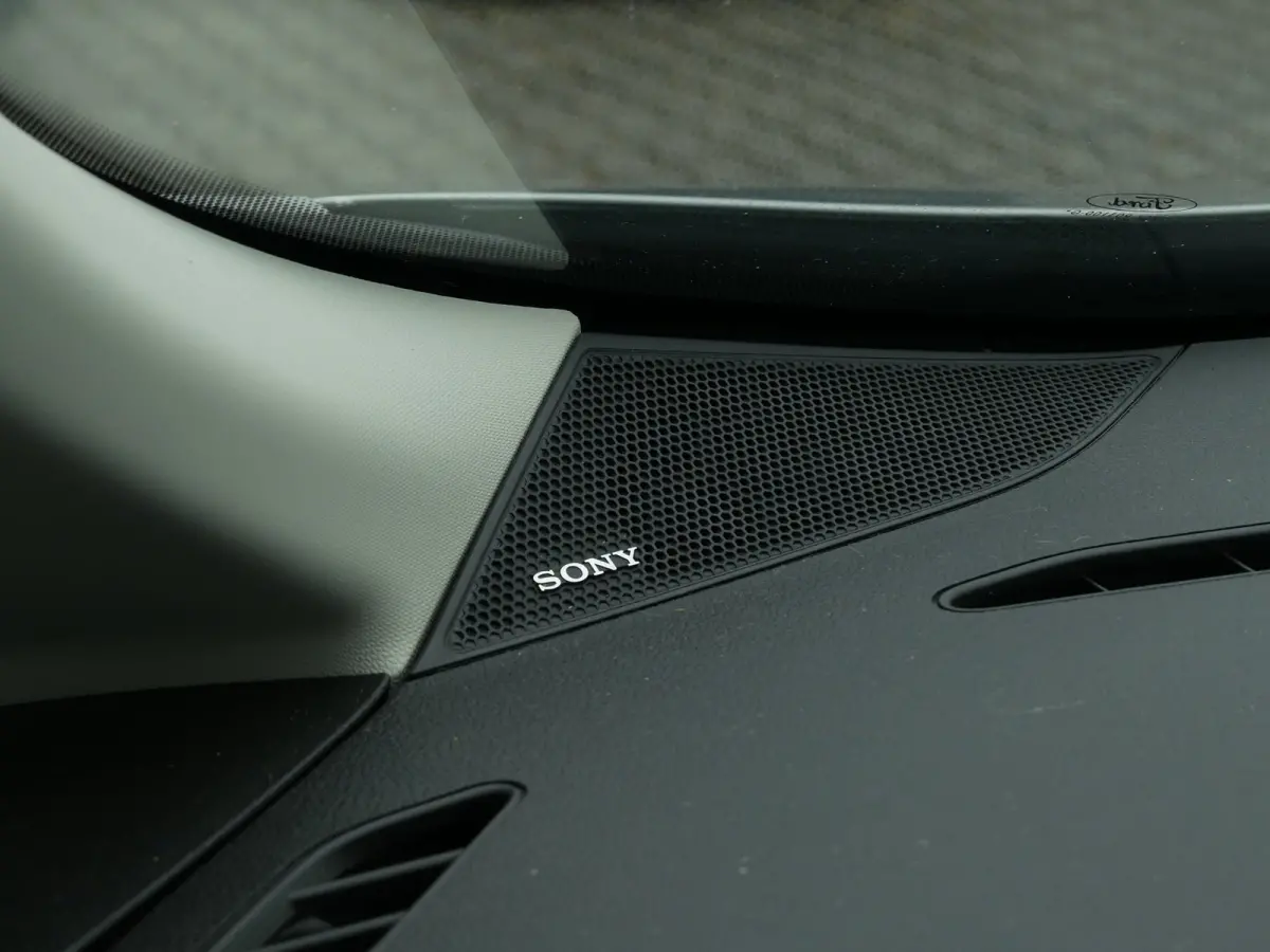 1.0 Titanium / Carplay / Sony Audio / Keyless