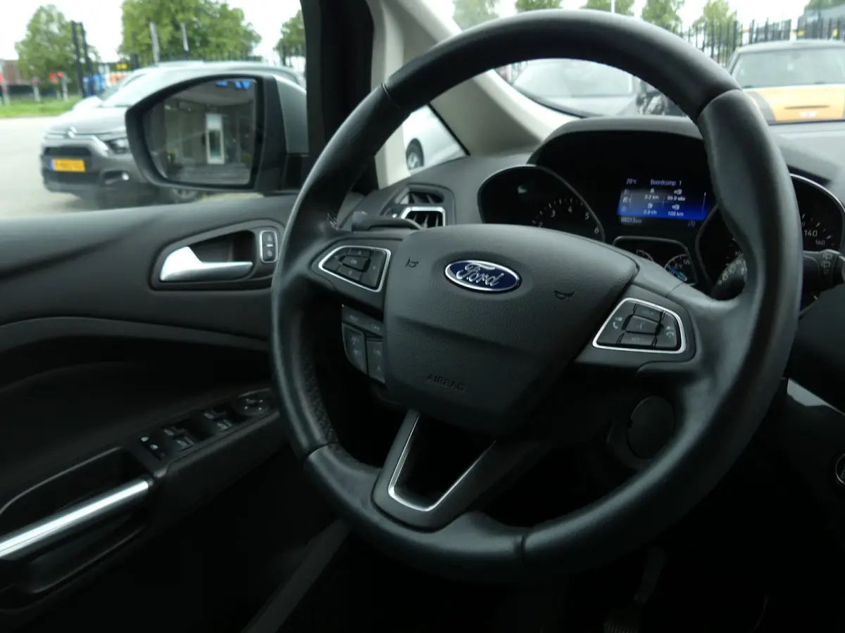 1.0 Titanium / Carplay / Sony Audio / Keyless