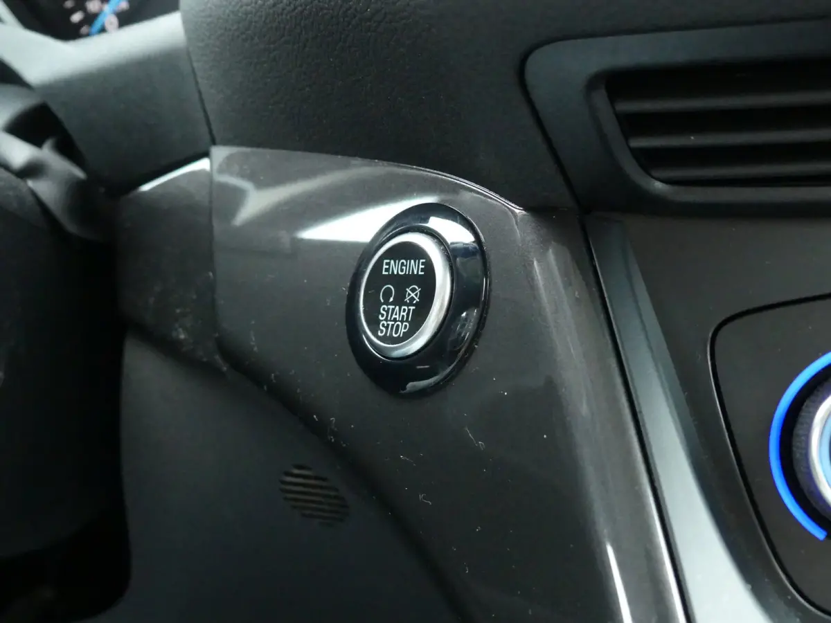 1.0 Titanium / Carplay / Sony Audio / Keyless