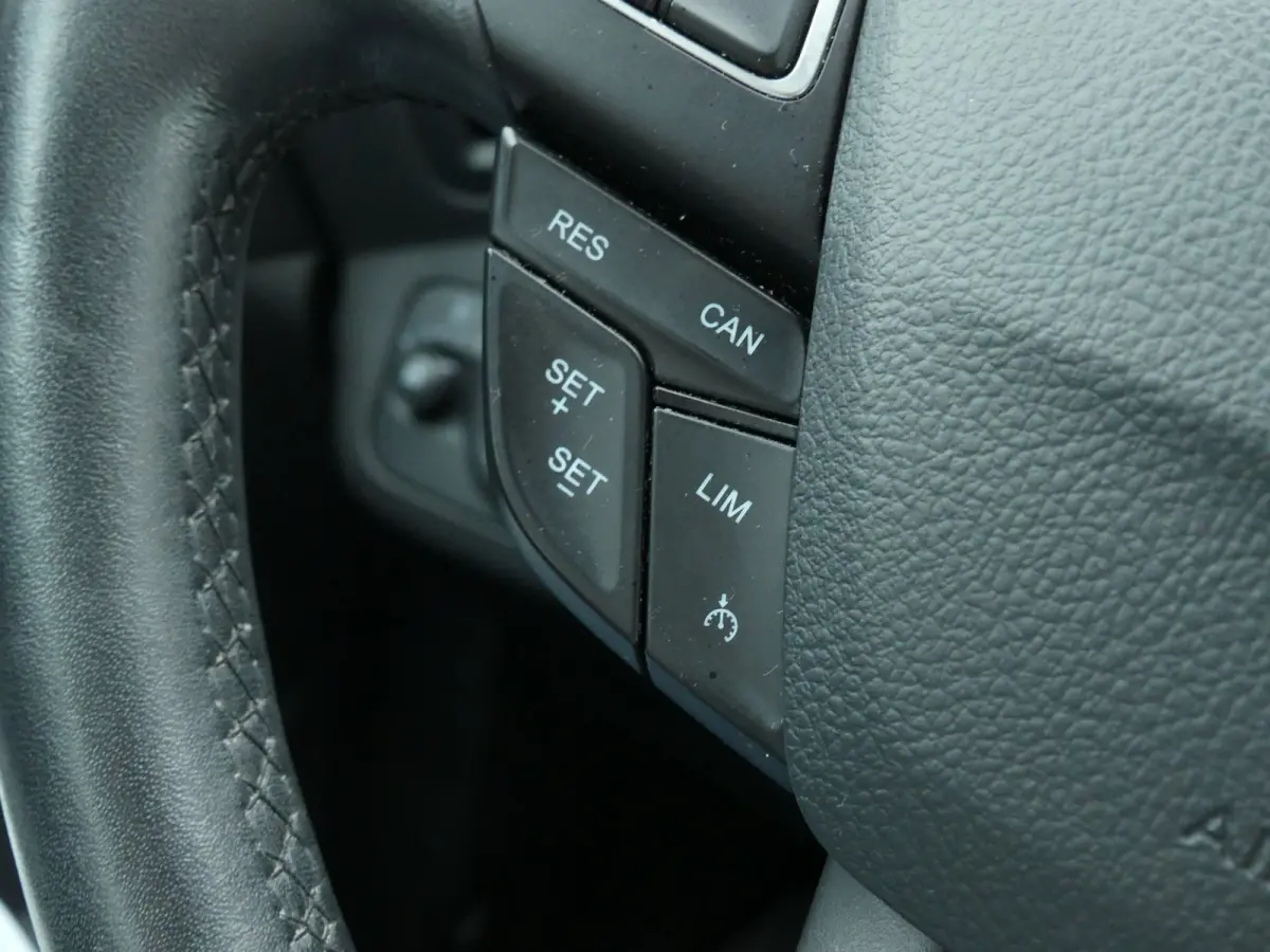 1.0 Titanium / Carplay / Sony Audio / Keyless