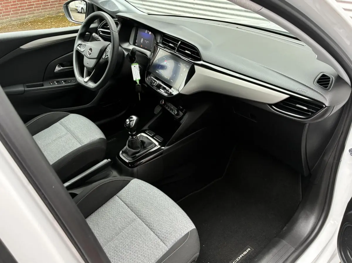 1.2 TURBO CARPLAY LED CRUISE 360 CAMERA PDC 2025 NIEUW MODEL EERSTE EIGENAAR 9339 KM GEREDEN PERFECTE STAAT VOL OPTIES INCL 2 JAAR GARANTIE AF FABRIEK